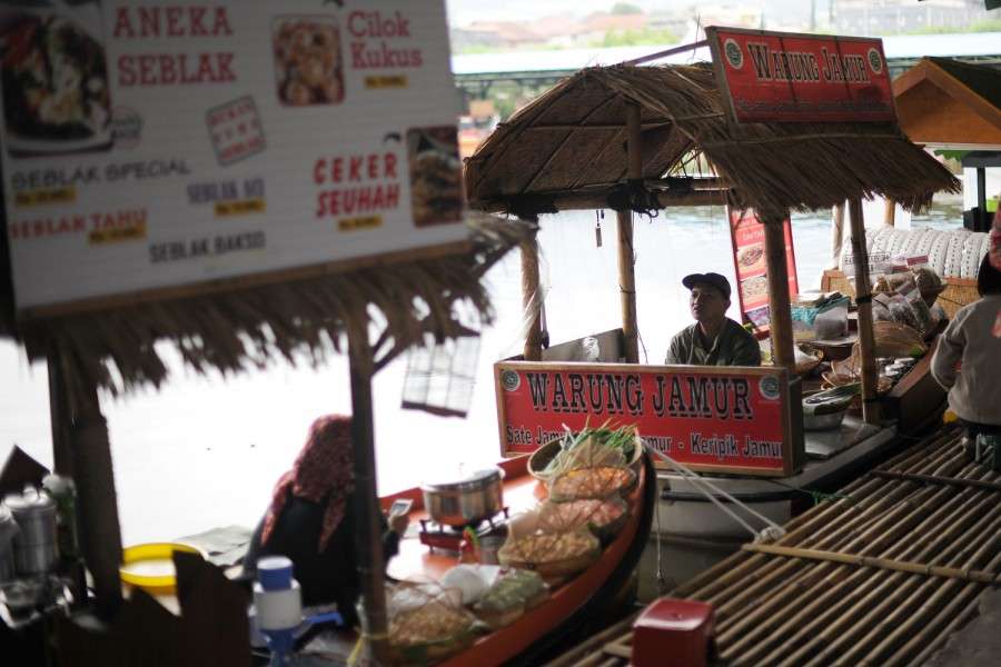 A very fake 'floating market'.  A concrete pond with some poor souls cooking food in tethered dinghies.  This fit with the general 'theme park' style of attractions in Indonesia. 