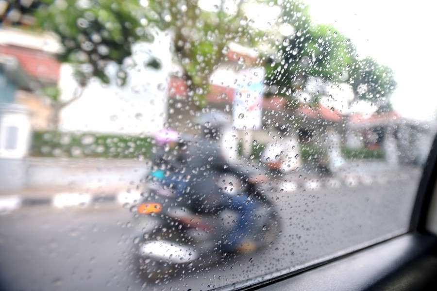 Rainy taxi ride through Yogya