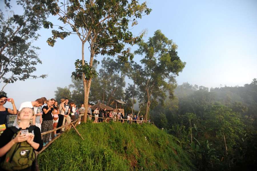 Tourists watch sunrise over Boroduor Temple